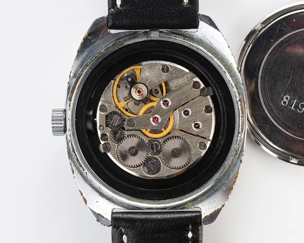 Soviet vintage Sekonda mechanical watch with date on 6 o'clock