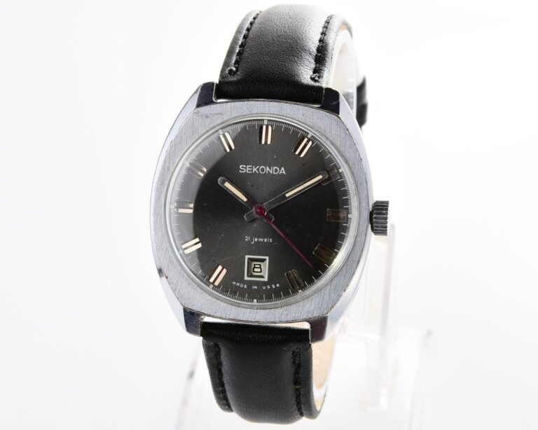 Soviet vintage SEKONDA mechanical watch with date on 6 o'clock