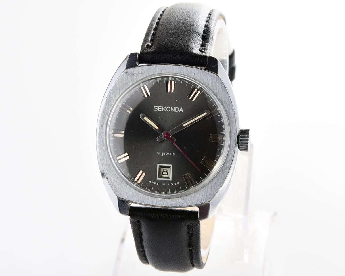 Soviet vintage Sekonda mechanical watch with date on 6 o'clock