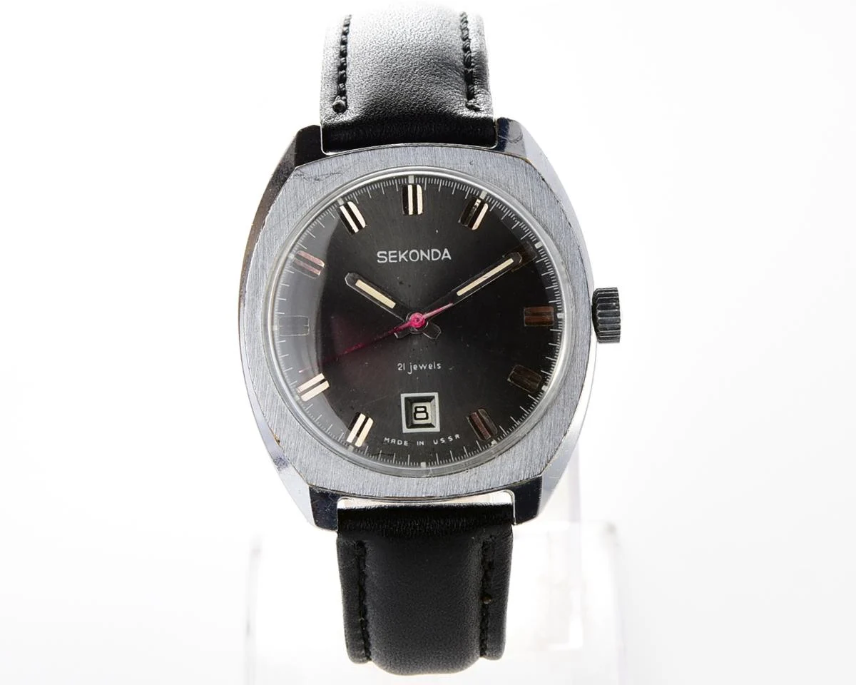 Soviet vintage Sekonda mechanical watch with date on 6 o'clock