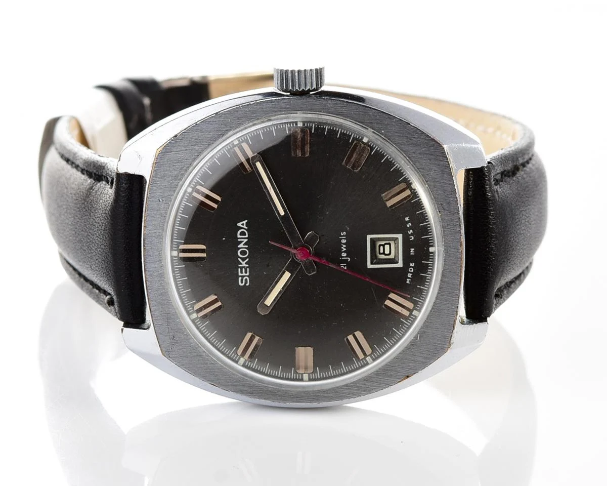Soviet vintage Sekonda mechanical watch with date on 6 o'clock