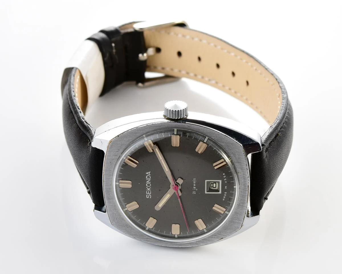 Soviet vintage Sekonda mechanical watch with date on 6 o'clock
