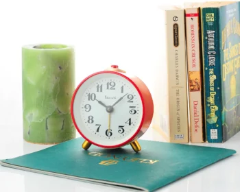 Vitjaz' vintage Soviet mechanical alarm clock - in communist red! 3.7 inches diameter