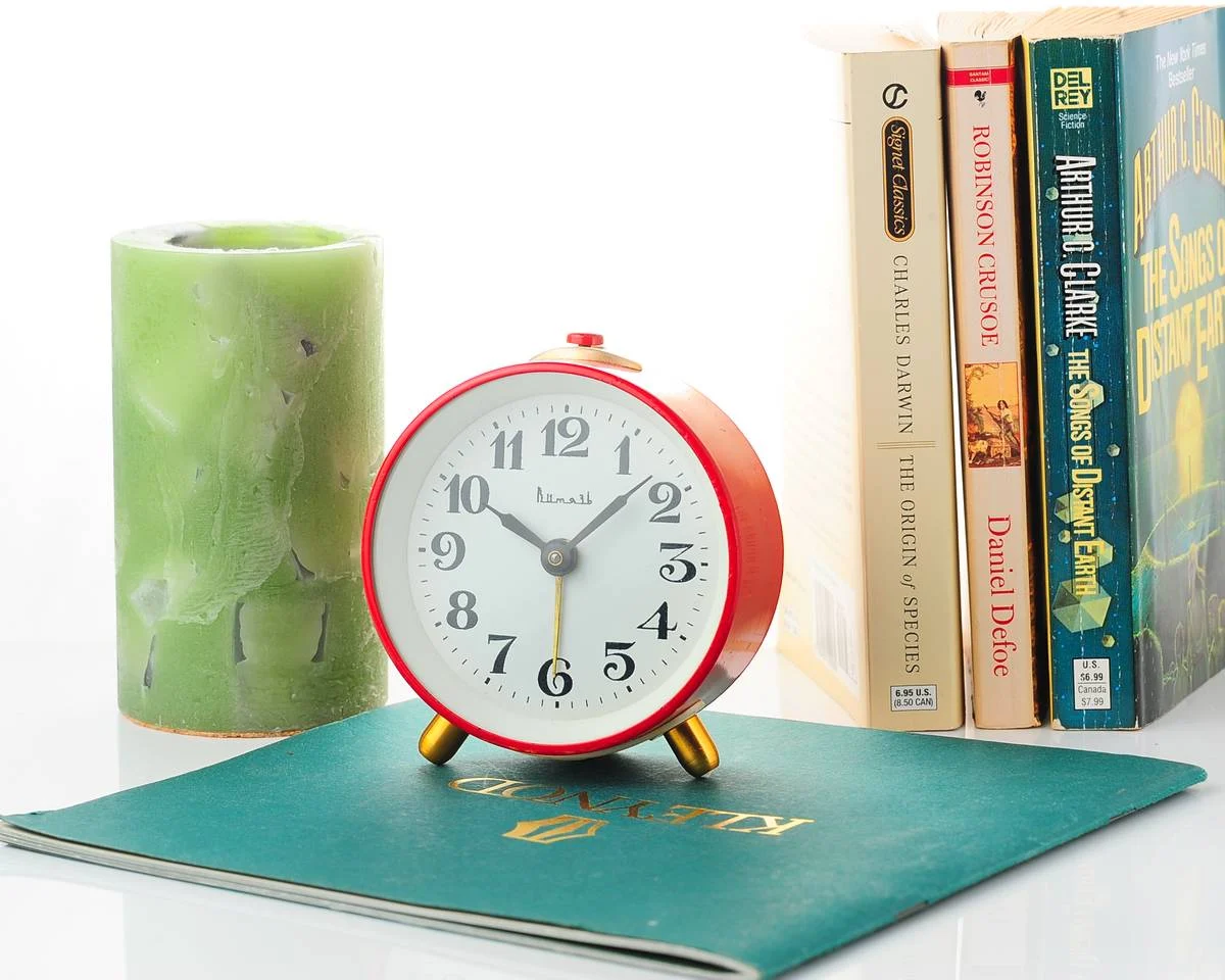 Vitjaz' vintage Soviet mechanical alarm clock - in communist red! 3.7 inches diameter