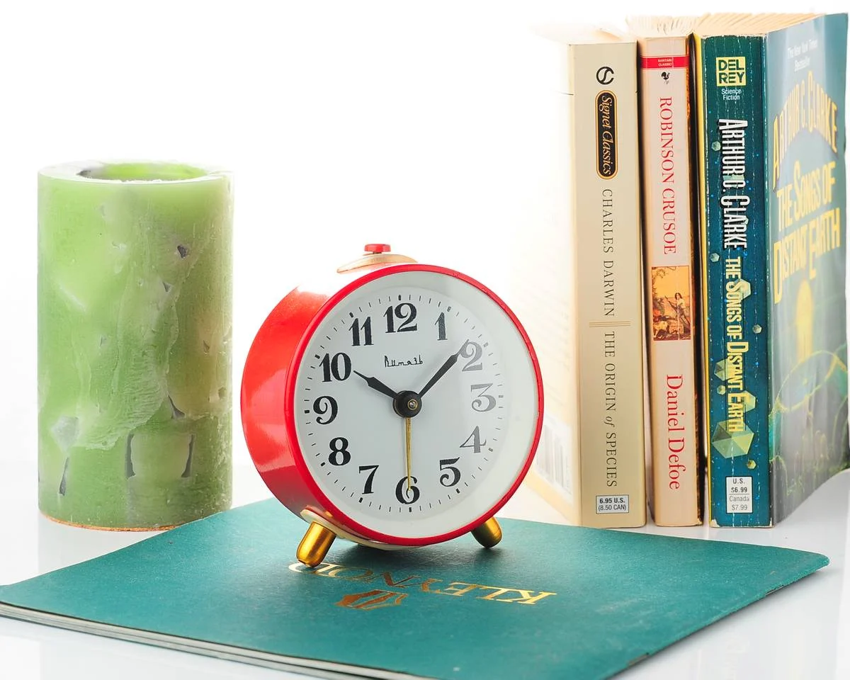 Vitjaz' vintage Soviet mechanical alarm clock - in communist red! 3.7 inches diameter