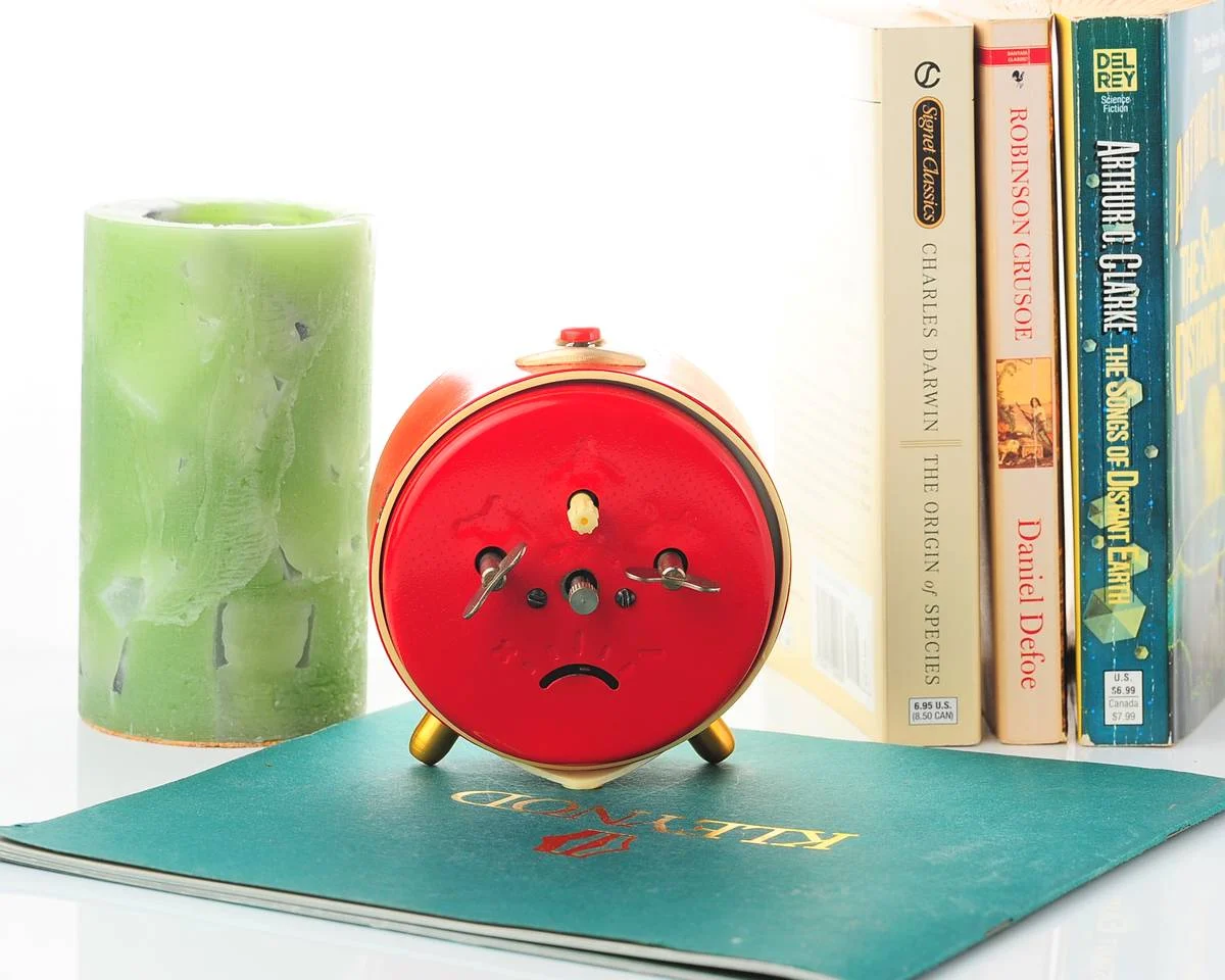 Vitjaz' vintage Soviet mechanical alarm clock - in communist red! 3.7 inches diameter