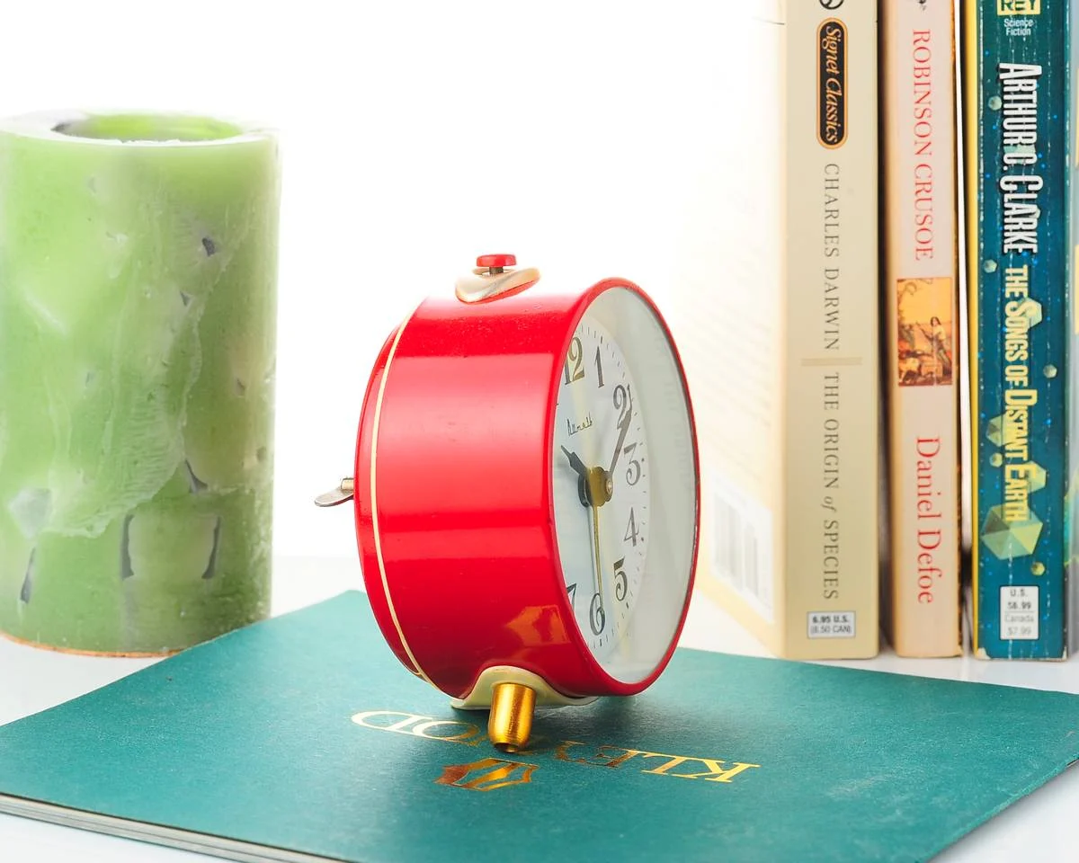 Vitjaz' vintage Soviet mechanical alarm clock - in communist red! 3.7 inches diameter