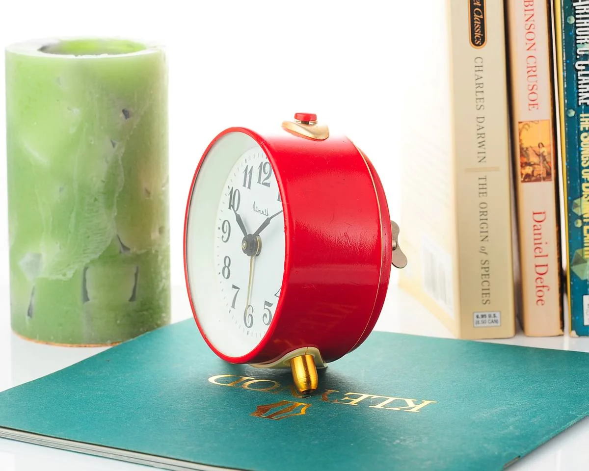 Vitjaz' vintage Soviet mechanical alarm clock - in communist red! 3.7 inches diameter
