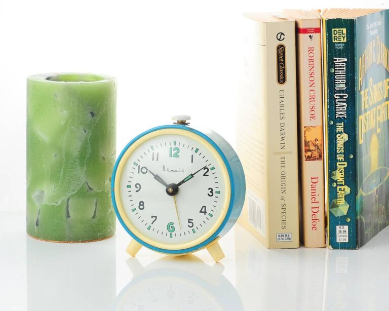 Vitjaz' vintage soviet mechanical alarm clock - BLUE, 3.7 inches diameter