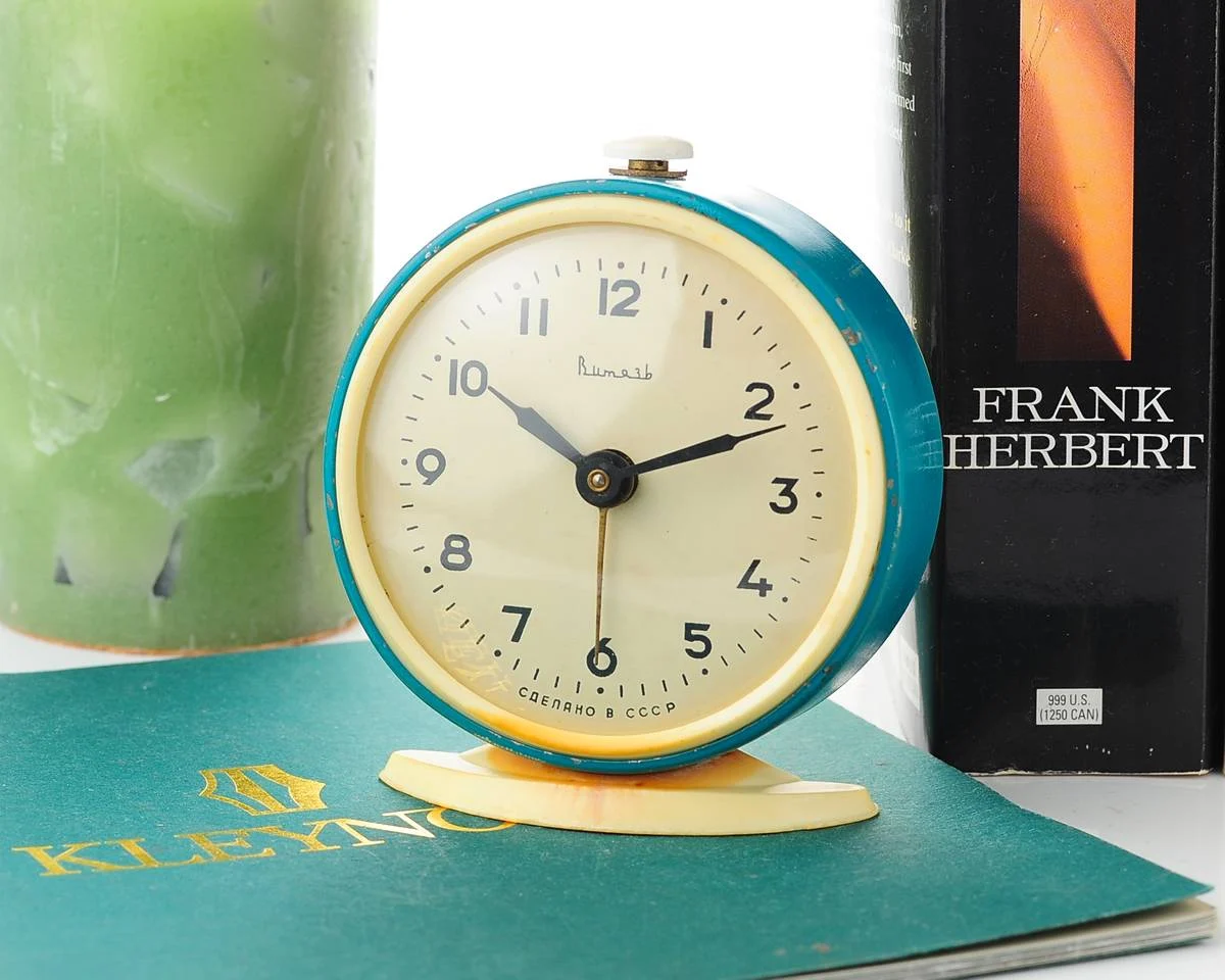 Vitjaz' vintage Soviet mechanical alarm clock - green, 3.7 inches diameter
