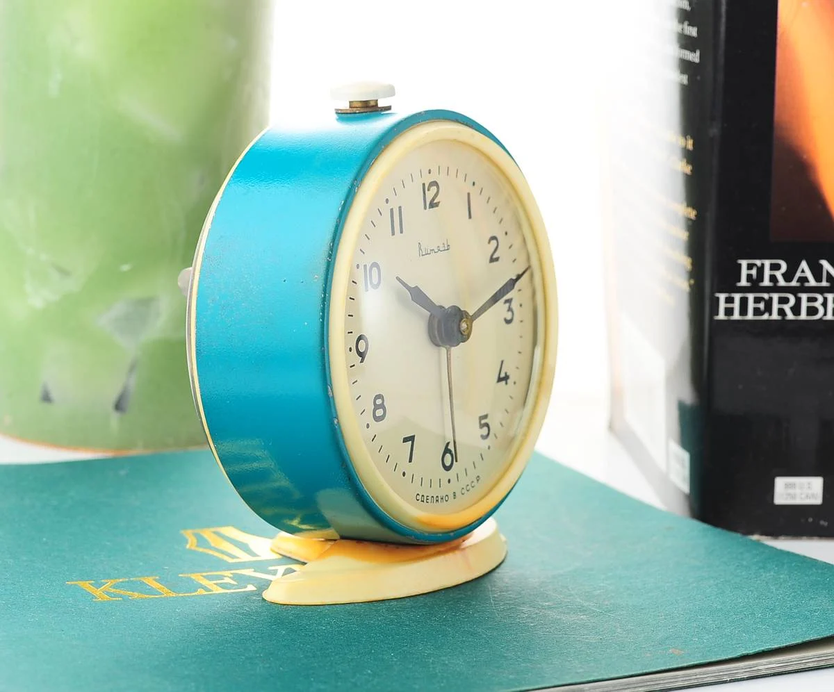 Vitjaz' vintage Soviet mechanical alarm clock - green, 3.7 inches diameter
