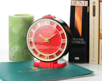 Yantar' vintage Soviet mechanical alarm clock - Red/Black, 4.3 inches diameter