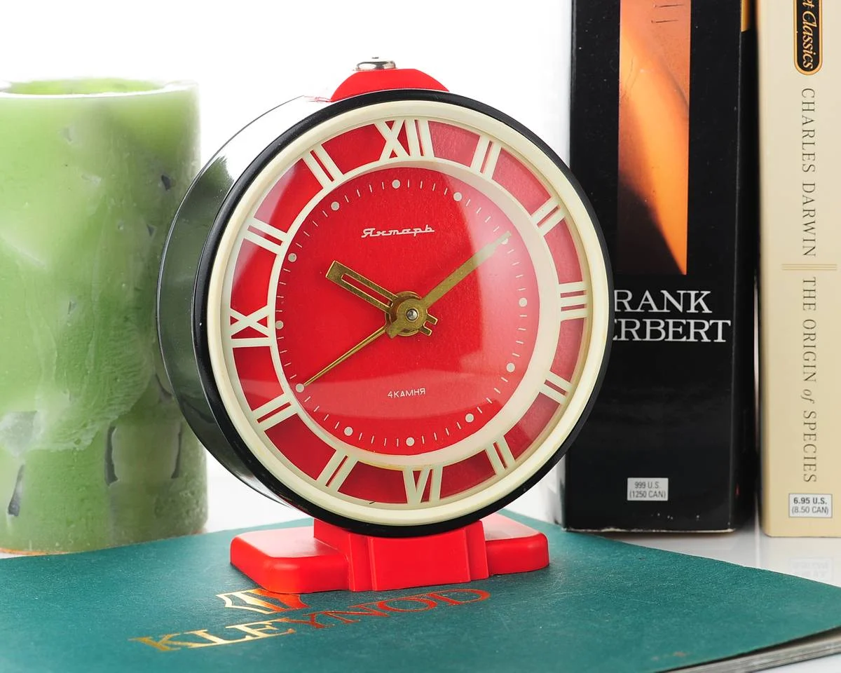 Yantar' vintage Soviet mechanical alarm clock - Red/Black, 4.3 inches diameter