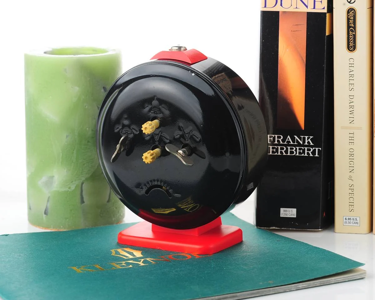 Yantar' vintage Soviet mechanical alarm clock - Red/Black, 4.3 inches diameter