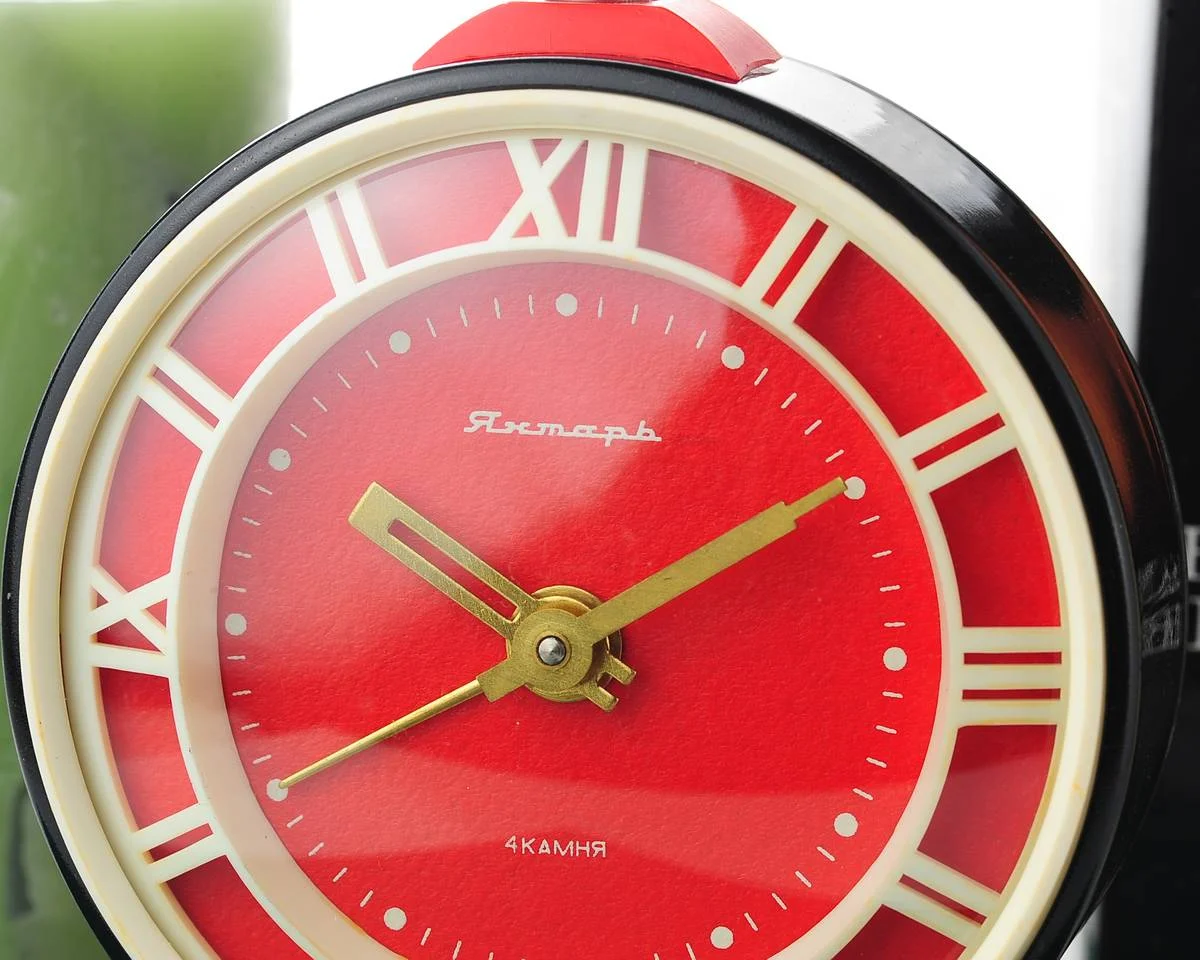 Yantar' vintage Soviet mechanical alarm clock - Red/Black, 4.3 inches diameter