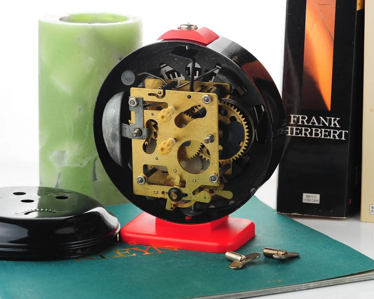 Yantar' vintage Soviet mechanical alarm clock - Red/Black, 4.3 inches diameter