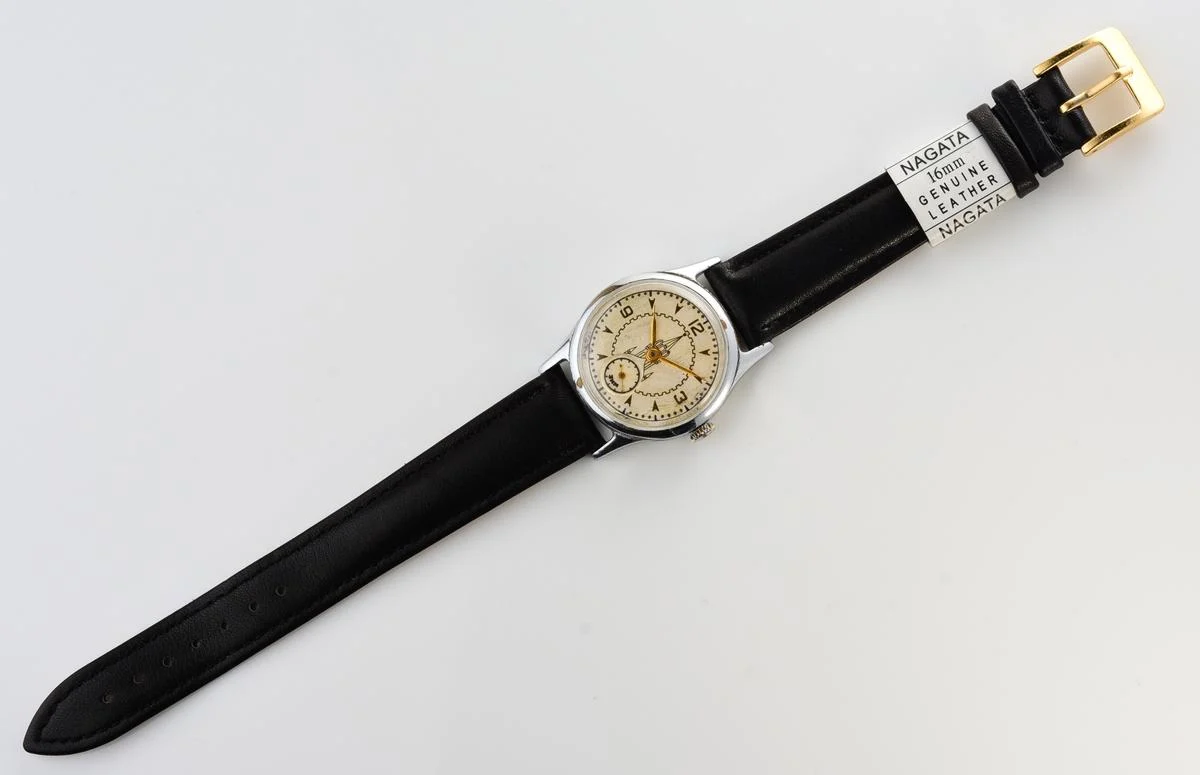 Vintage Soviet mechanical Pobeda wrist watch with Kremlin, 4th quarter of 1956