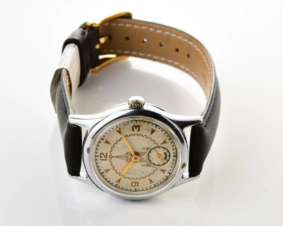 Vintage Soviet mechanical Pobeda wrist watch with Kremlin, 4th quarter of 1956
