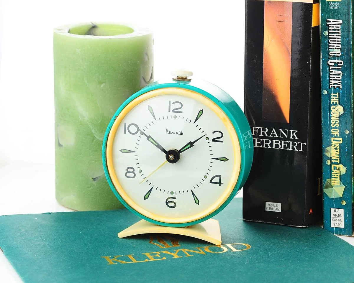 Vitjaz' vintage Soviet mechanical alarm clock - green, 3.7 inches diameter