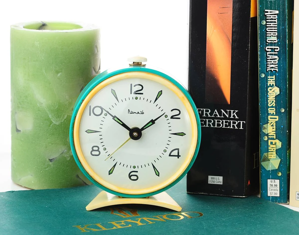 Vitjaz' vintage Soviet mechanical alarm clock - green, 3.7 inches diameter