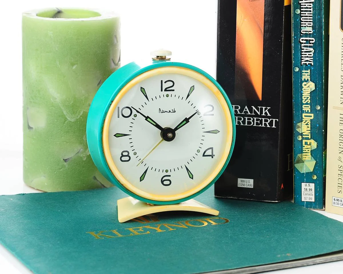 Vitjaz' vintage Soviet mechanical alarm clock - green, 3.7 inches diameter
