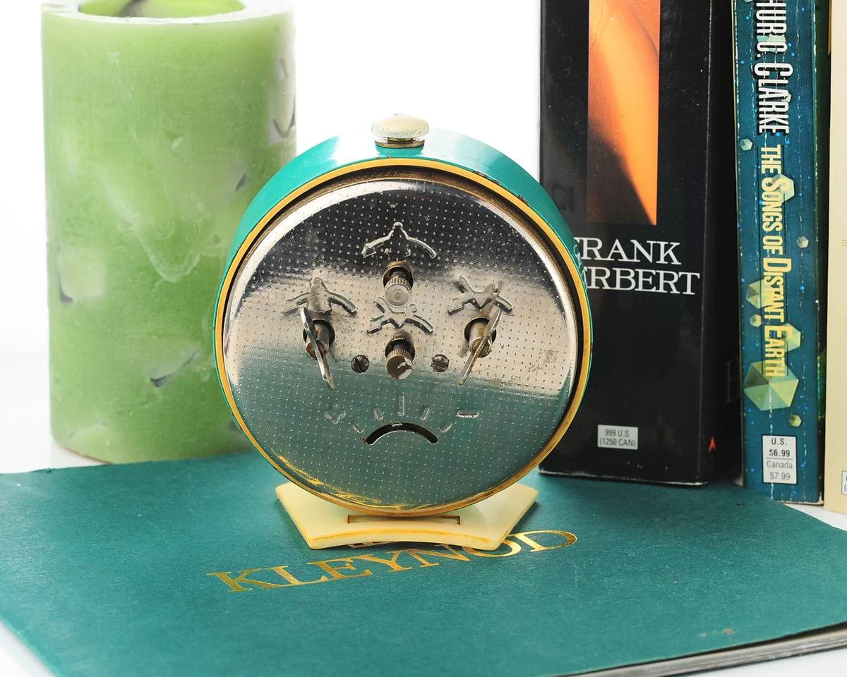 Vitjaz' vintage Soviet mechanical alarm clock - green, 3.7 inches diameter