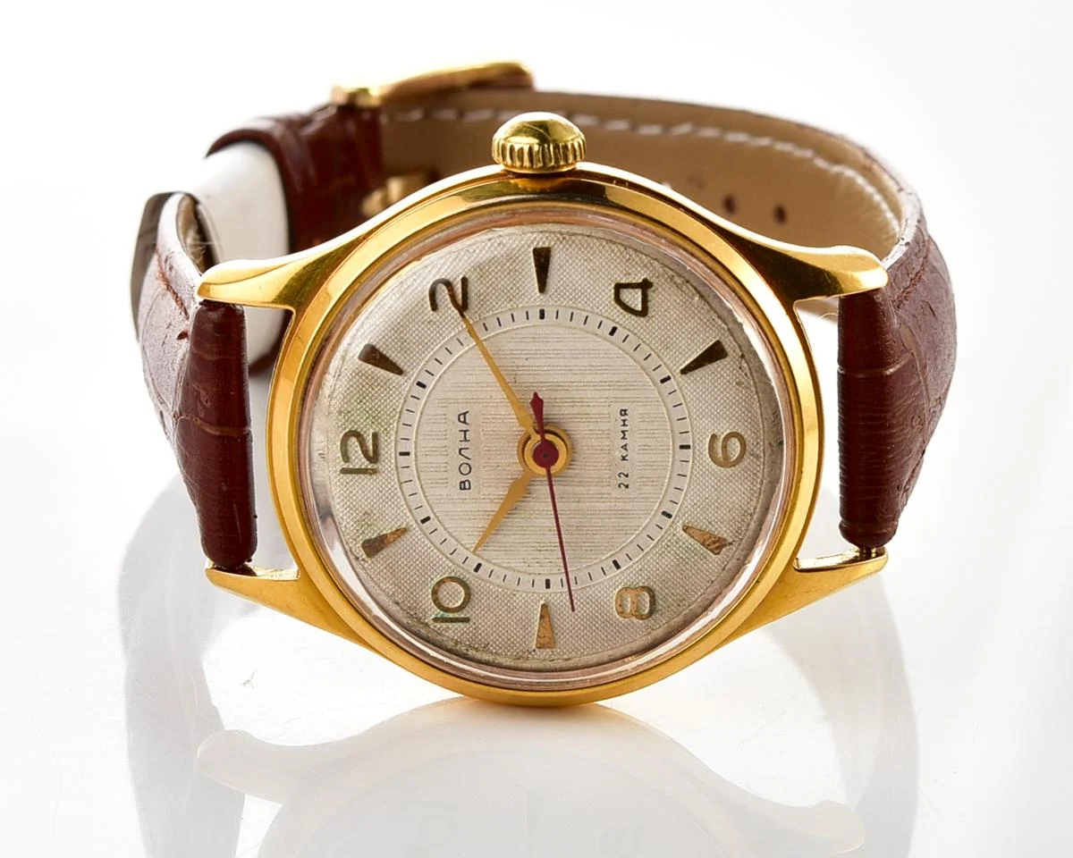 Excellent Soviet gold-plated Volna 22 jewels vintage mechanical watch