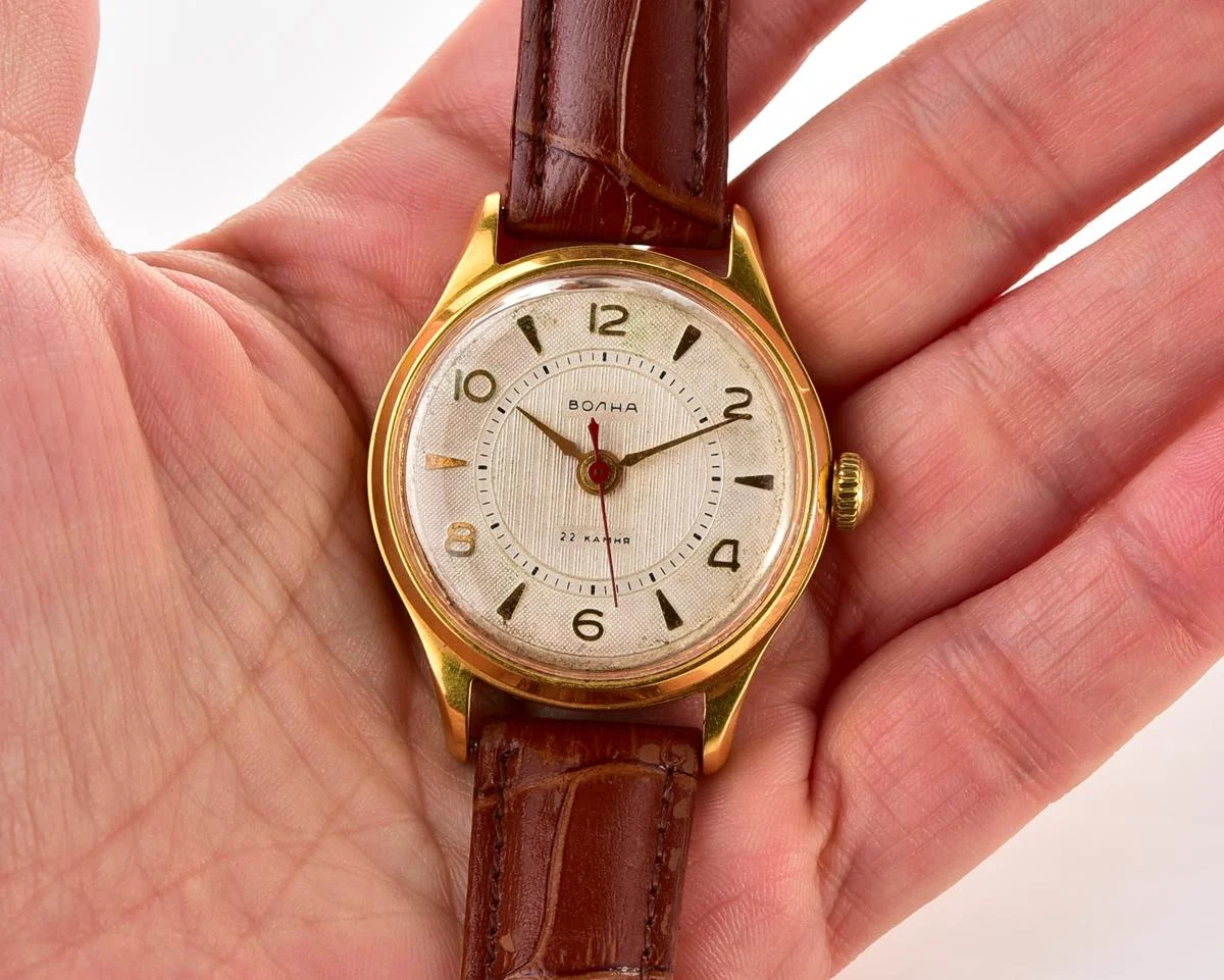 Excellent Soviet gold-plated Volna 22 jewels vintage mechanical watch