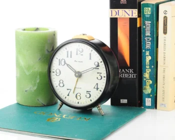 Yantar' vintage Soviet mechanical alarm clock - Black, 4.25 inches diameter