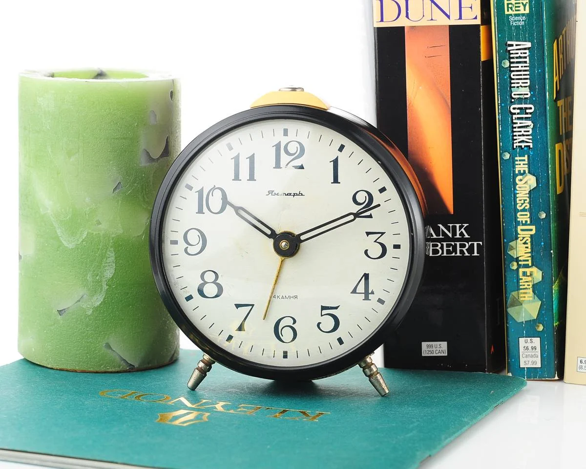 Yantar' vintage Soviet mechanical alarm clock - Black, 4.25 inches diameter