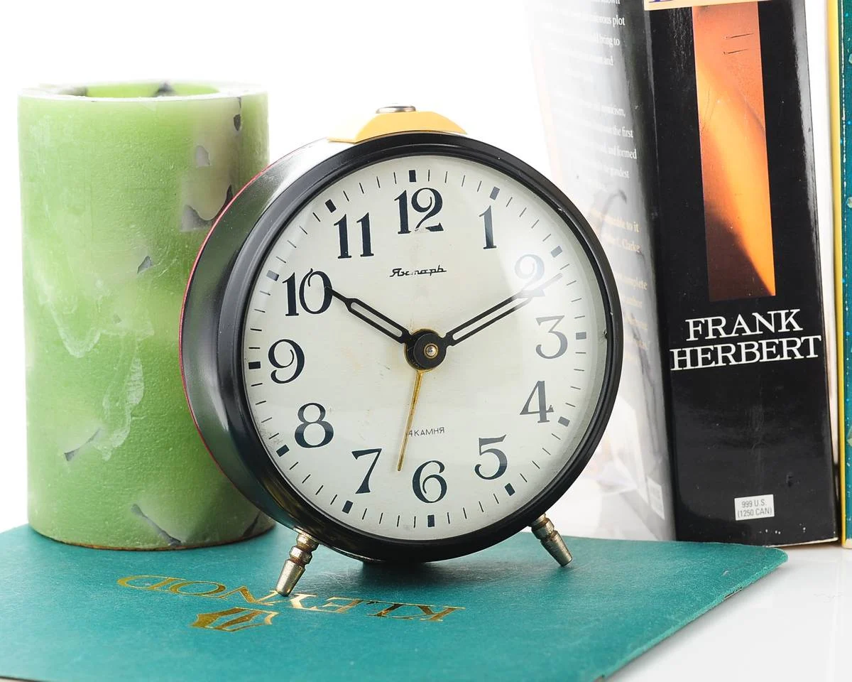 Yantar' vintage Soviet mechanical alarm clock - Black, 4.25 inches diameter