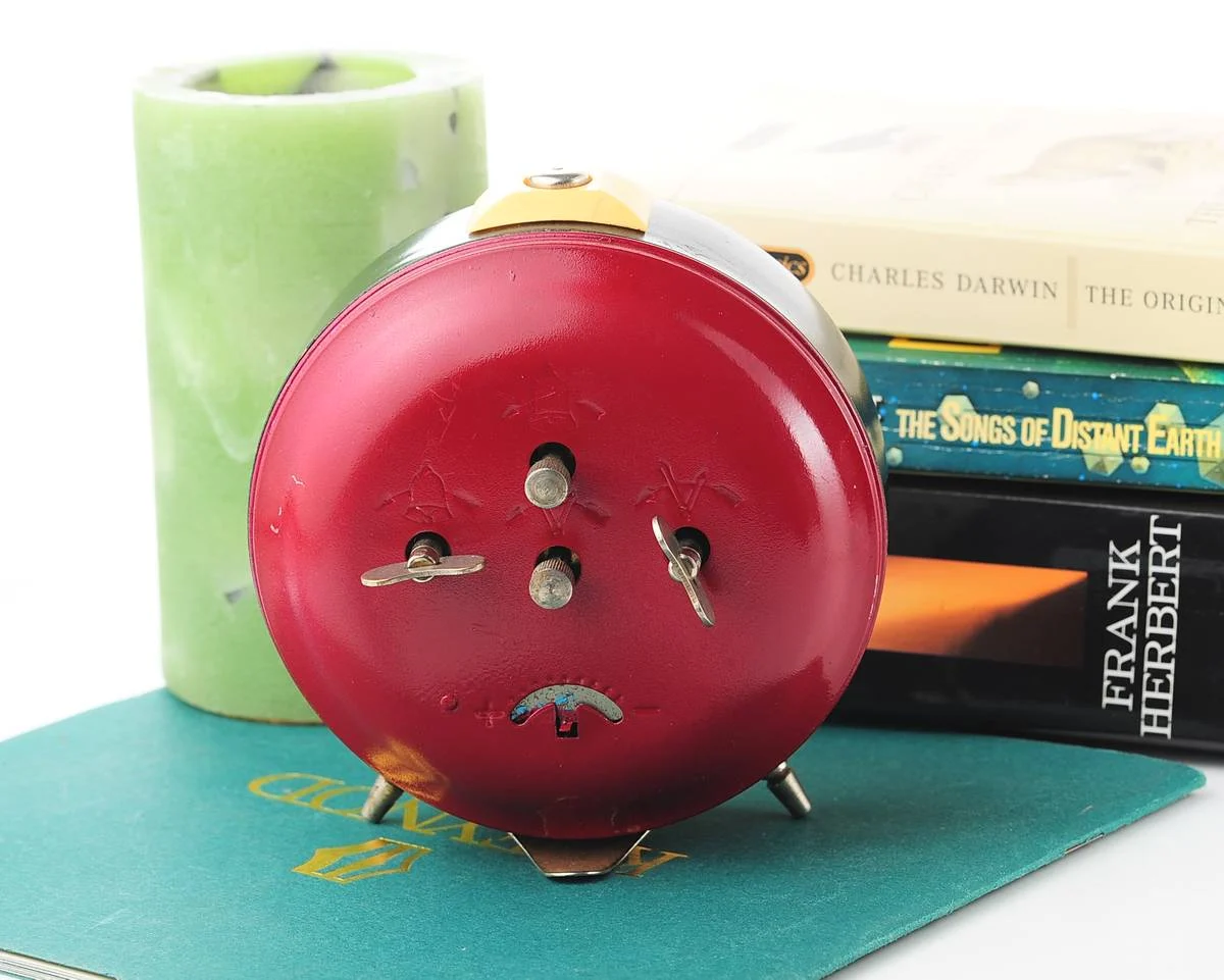 Yantar' vintage Soviet mechanical alarm clock - Black, 4.25 inches diameter