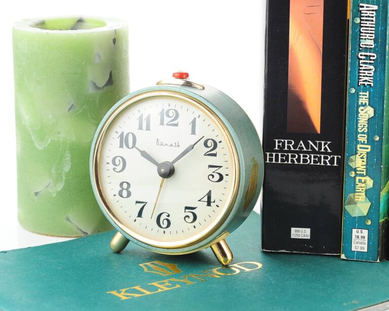 Vitjaz' vintage soviet mechanical alarm clock - green, 3.7 inches diameter