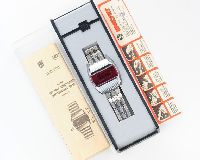First RED LED Digital Vintage USSR Wrist Watch Electronika E-1 Pulsar!