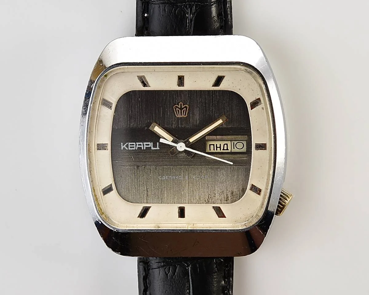 Large Soviet Poljot 3050 vintage wristwatch with quartz movement