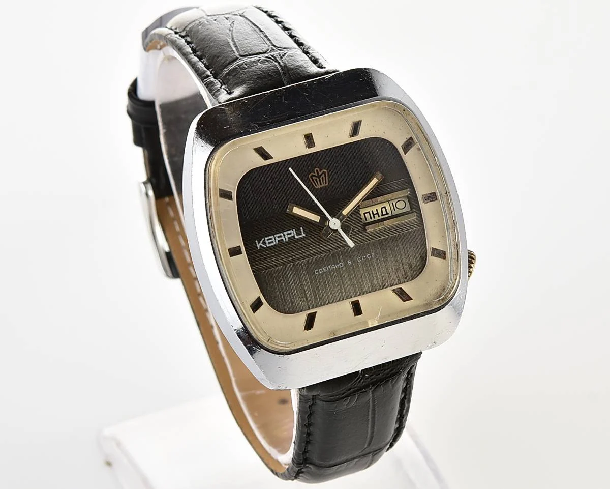 Large Soviet Poljot 3050 vintage wristwatch with quartz movement