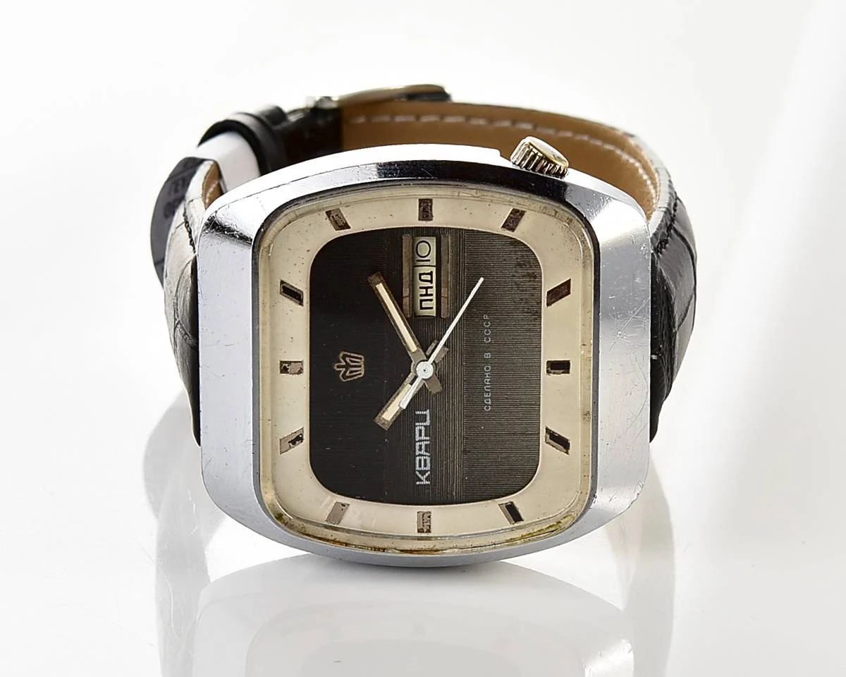 Large Soviet Poljot 3050 vintage wristwatch with quartz movement