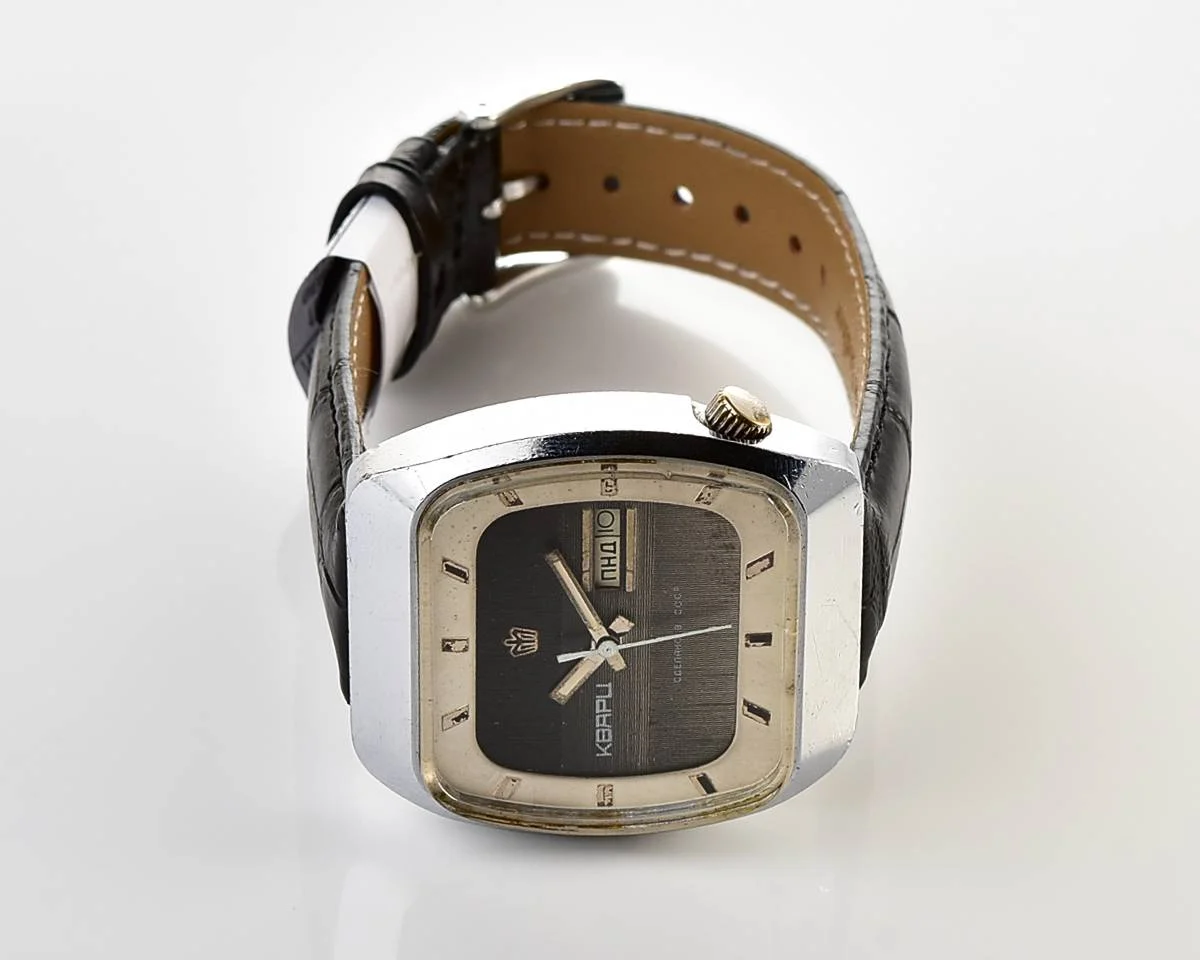 Large Soviet Poljot 3050 vintage wristwatch with quartz movement