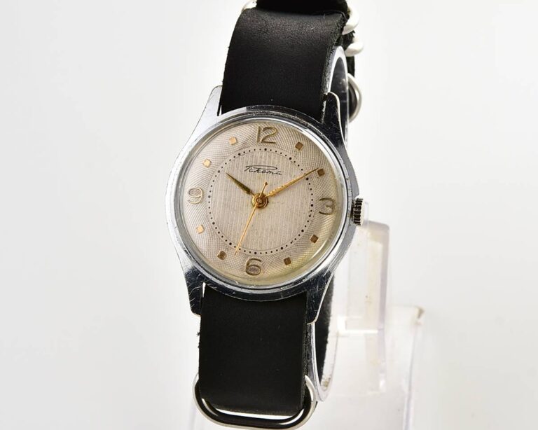 Excellent condition RAKETA Baltica vintage watch with NATO leather strap!