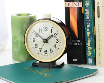 Yantar' vintage Soviet mechanical alarm clock - black, 4.25 inches diameter