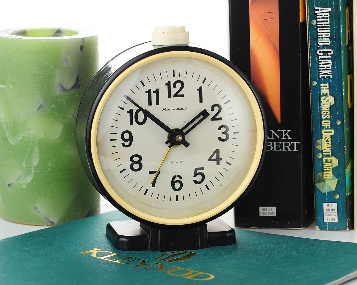 Yantar' vintage soviet mechanical alarm clock - black, 4.25 inches diameter