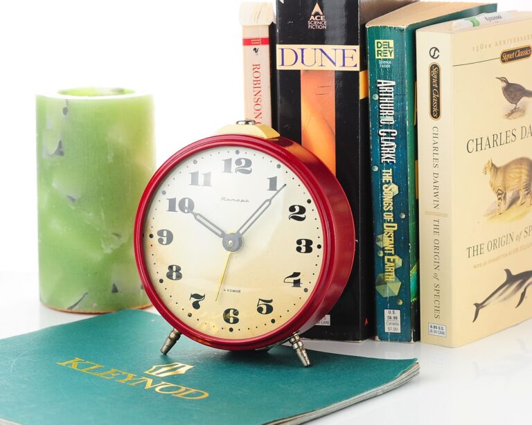 Yantar' vintage soviet mechanical alarm clock - bordo, 4.25 inches diameter