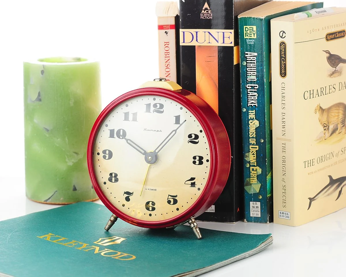 Yantar' vintage Soviet mechanical alarm clock - bordo, 4.25 inches diameter