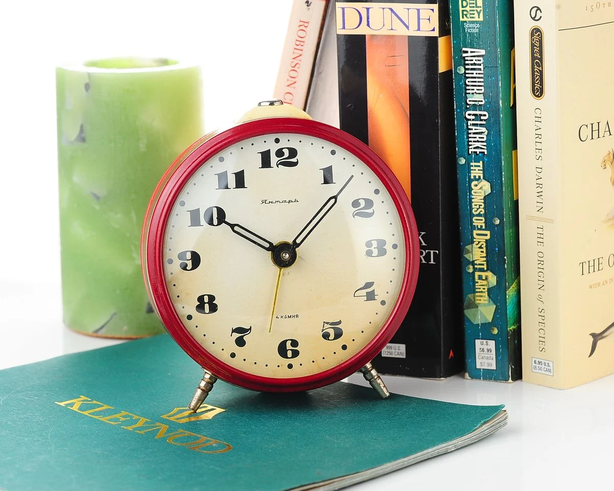Yantar' vintage Soviet mechanical alarm clock - bordo, 4.25 inches diameter