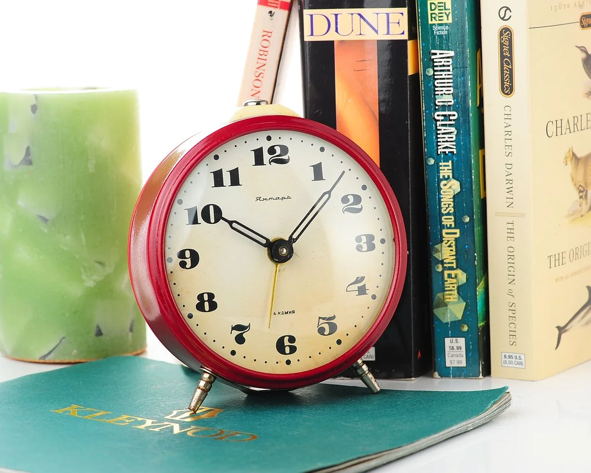 Yantar' vintage Soviet mechanical alarm clock - bordo, 4.25 inches diameter