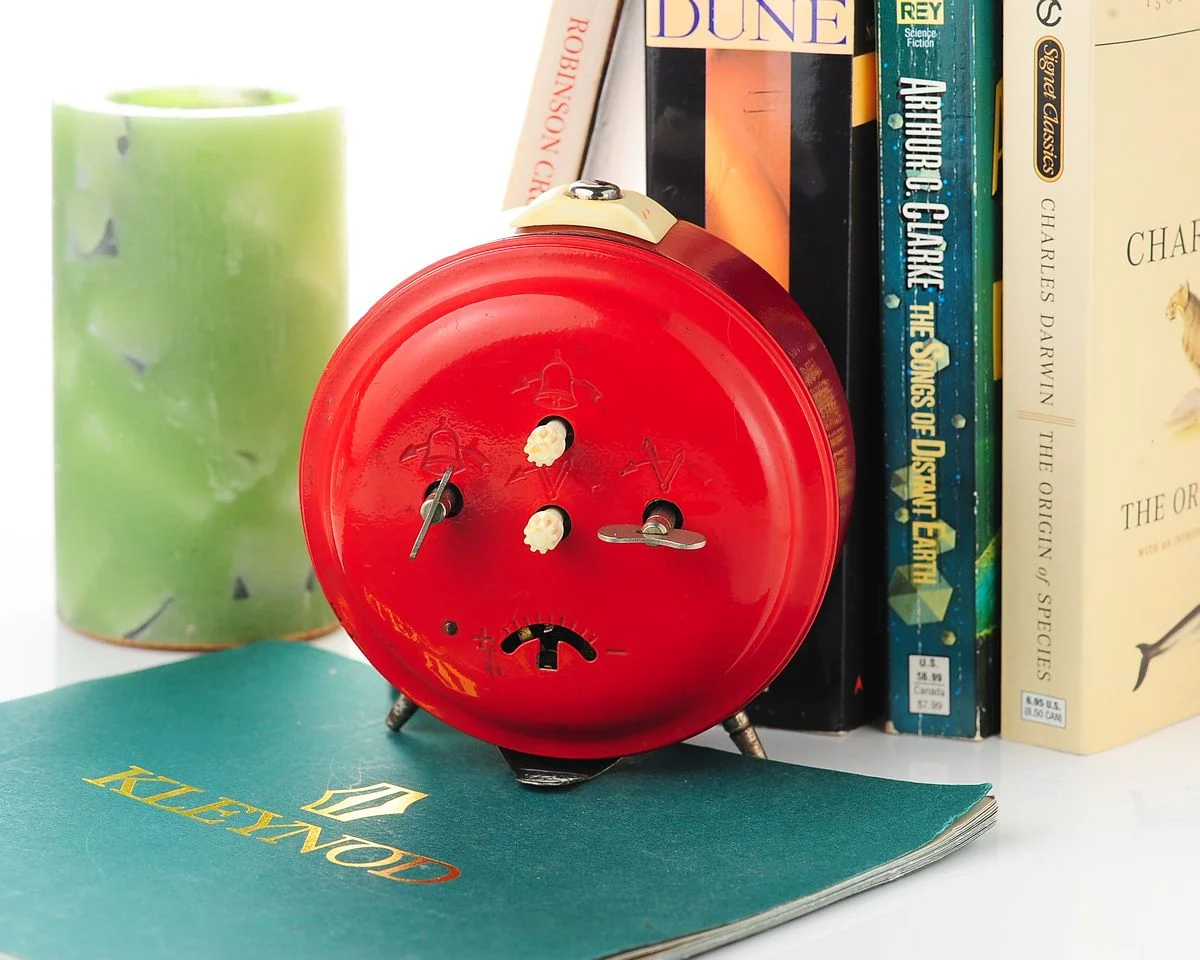 Yantar' vintage Soviet mechanical alarm clock - bordo, 4.25 inches diameter
