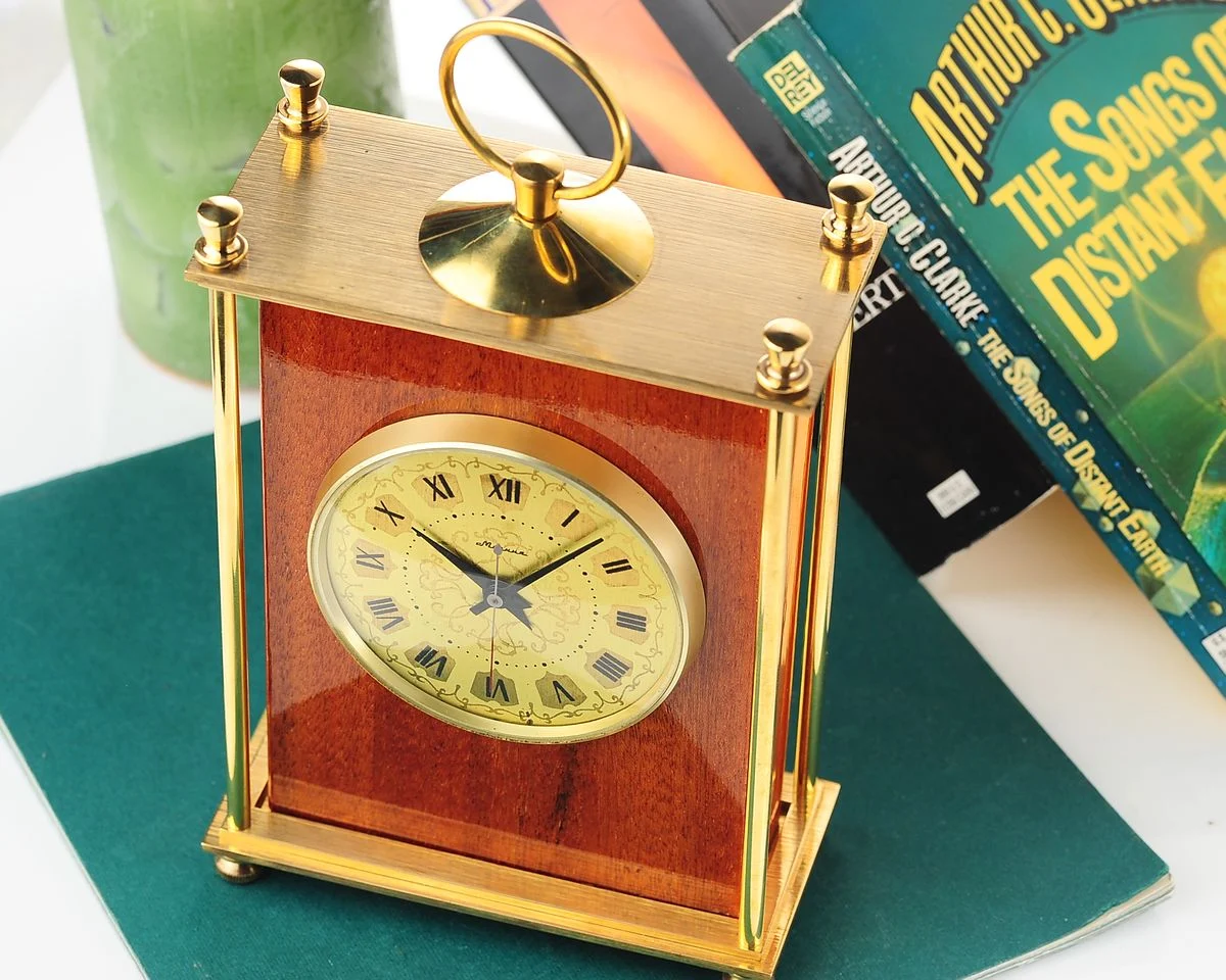 Vintage Molnija mechanical table clock in wood & hand polished brass, with 12 days power reserve!