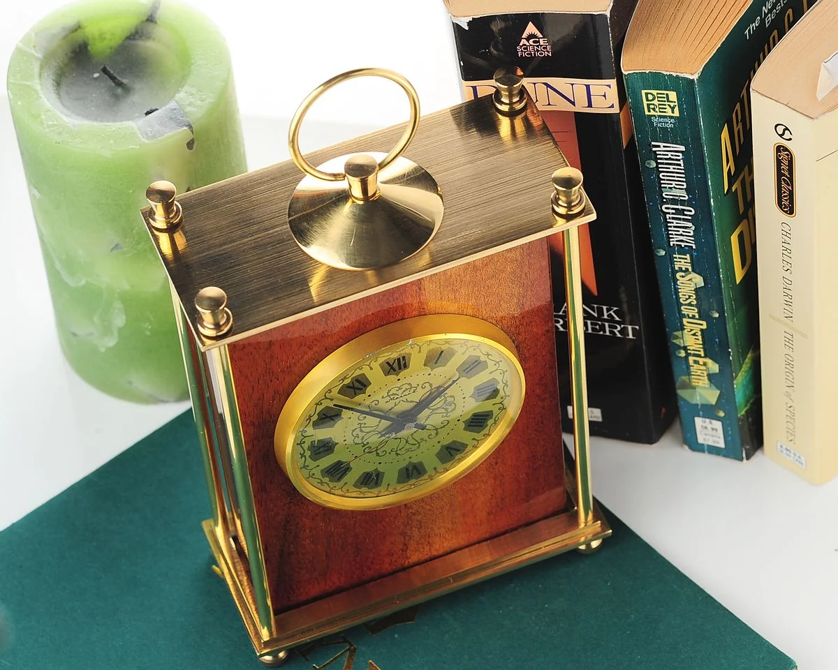 Vintage Molnija mechanical table clock in wood & hand polished brass, with 12 days power reserve!