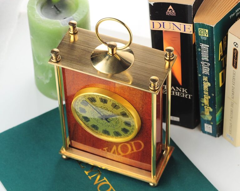 Vintage Molnija mechanical table clock in wood & hand polished brass, with 12 days power reserve!