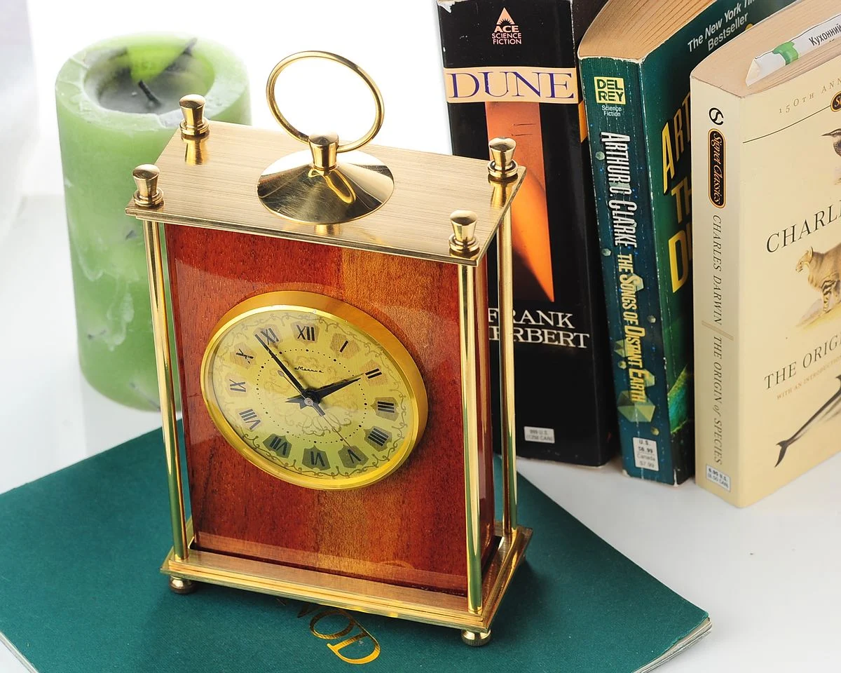 Vintage Molnija mechanical table clock in wood & hand polished brass, with 12 days power reserve!